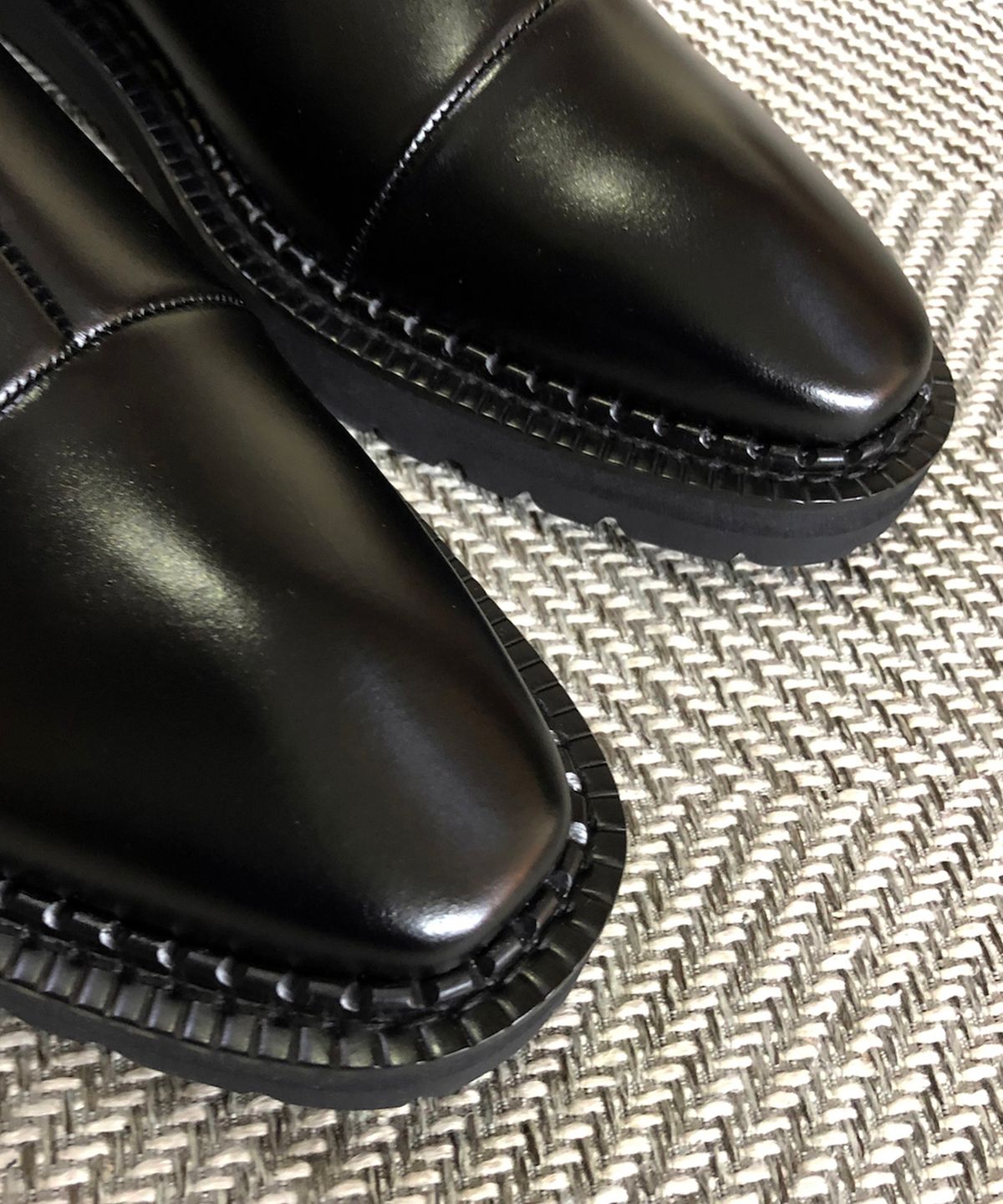 조앤슈(JOENSHOE) 브리핏 사이드지퍼 절개 워커 부츠 블랙
