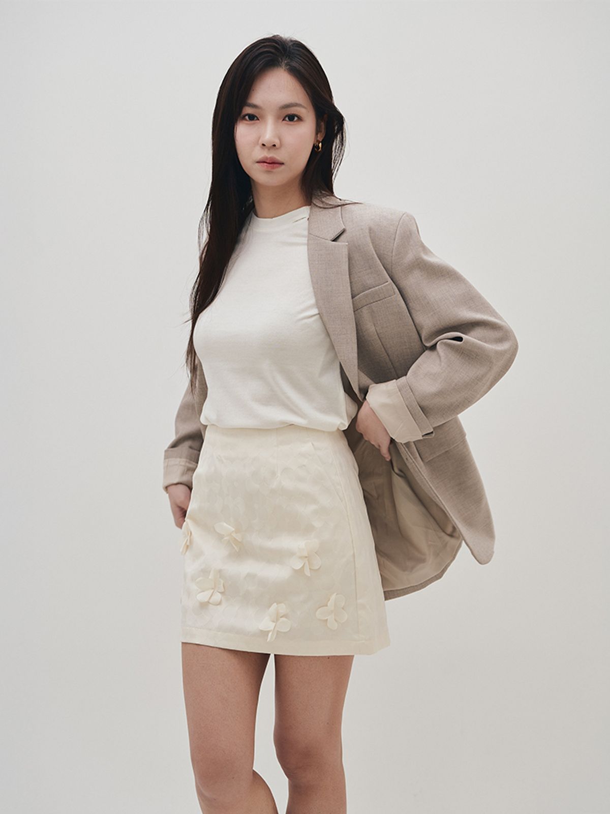 하이파이브(HYFVE) 꼴라주 입체 플라워 미니스커트