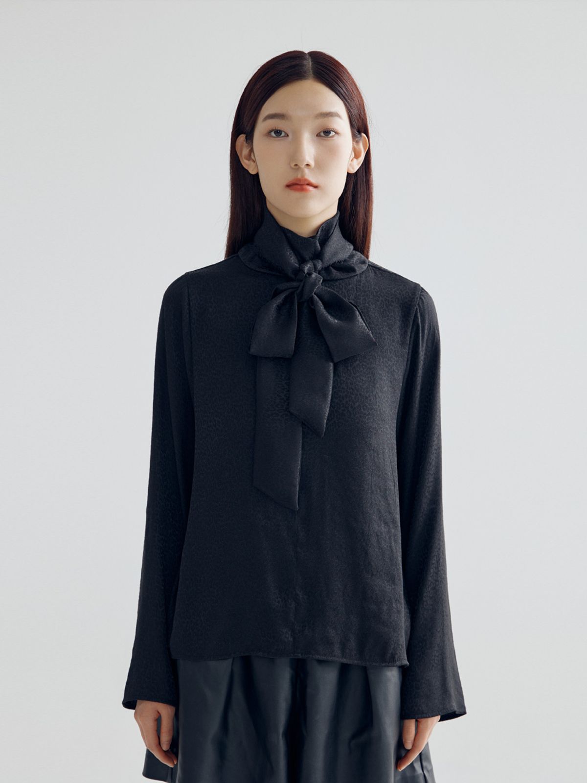 봄날 부티크(BOMNAL BOUTIQUE) 레오파드 타이 블라우스 _ 블랙