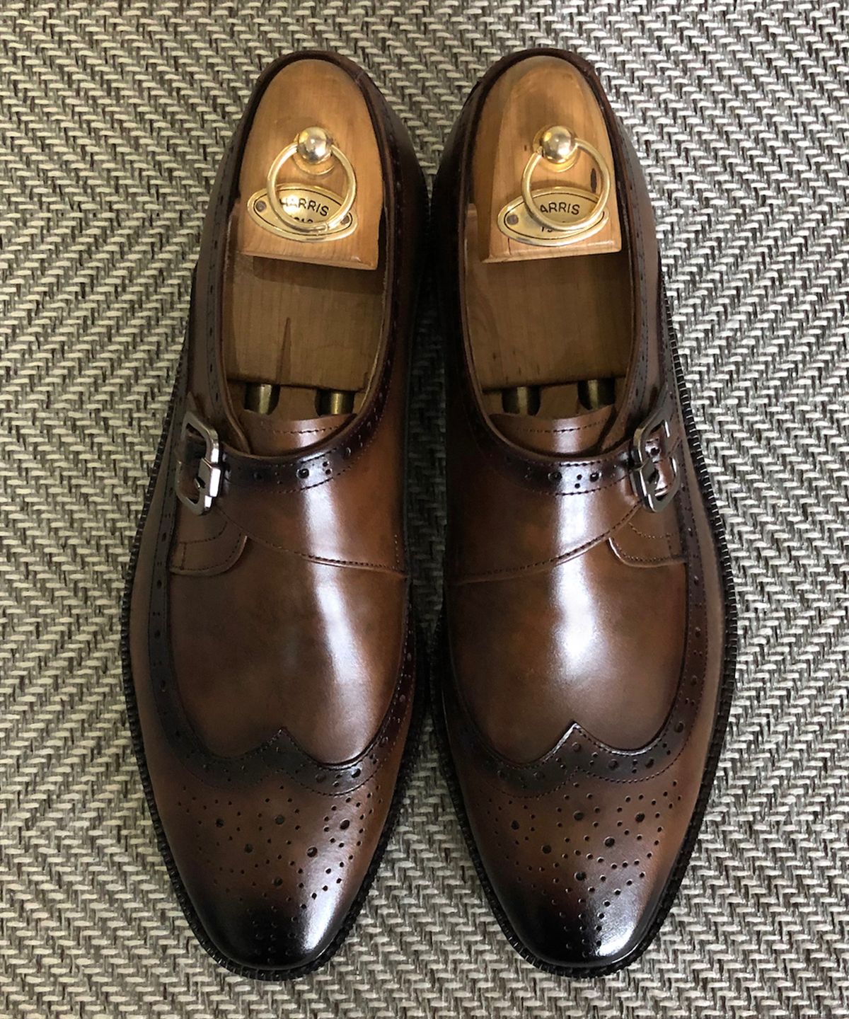 조앤슈(JOENSHOE) 던킨 싱글 몽크스트랩 스테인브라운