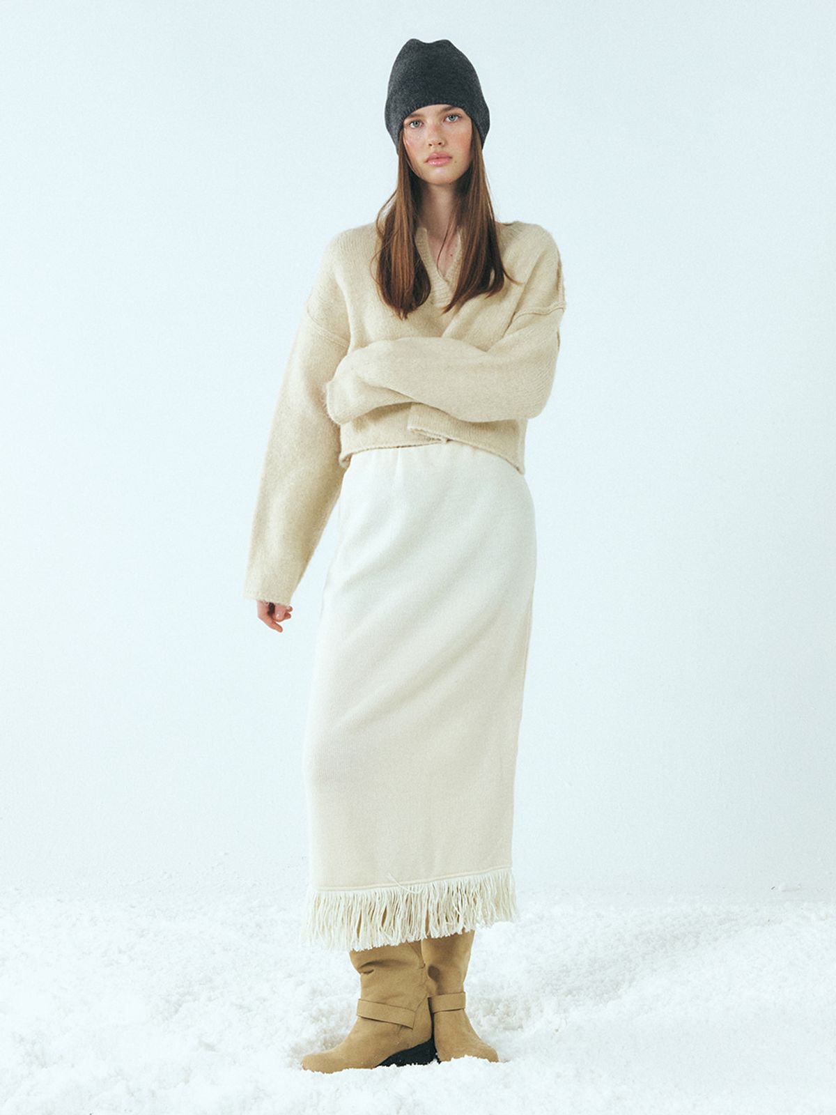 에트몽(ETMON) Neck-Slit Knit Pullover, Cream