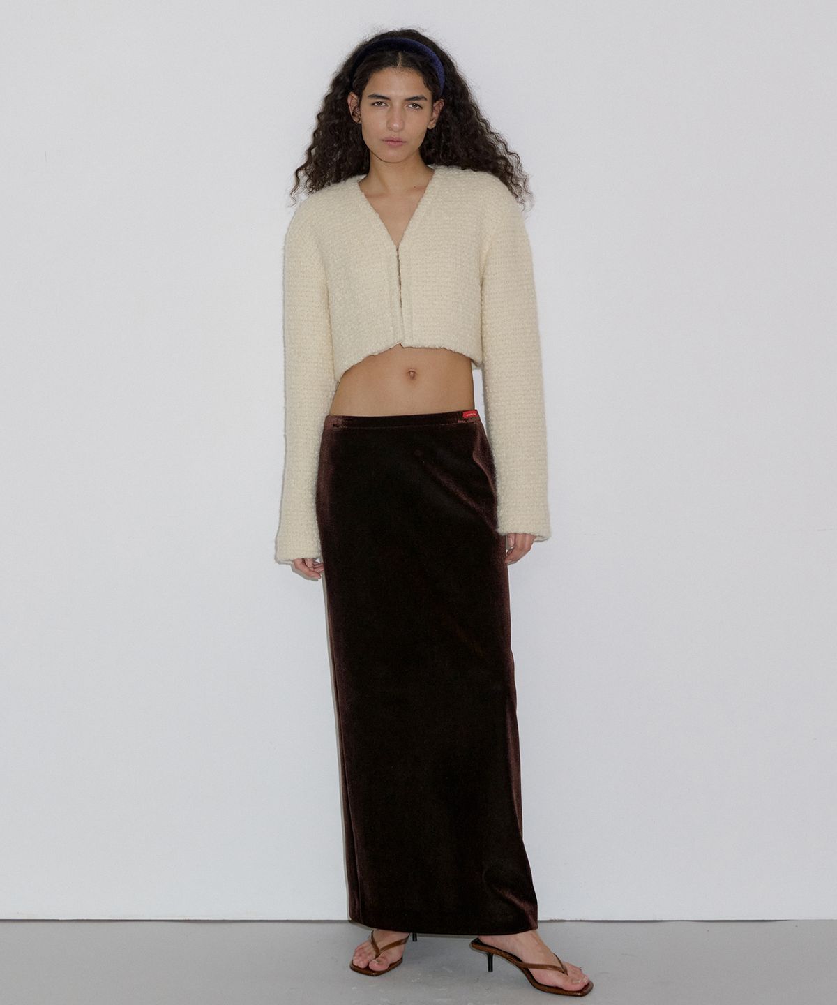 오버듀플레어(OVERDUEFLAIR) BOUCLE V CROP CARDIGAN