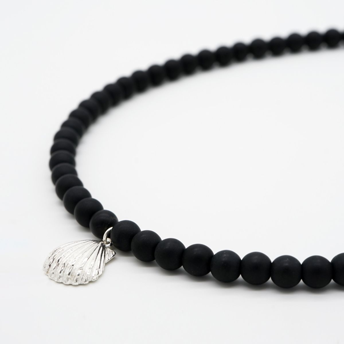 하카블랙스(HAKKABLACKS) Black Shell Necklace