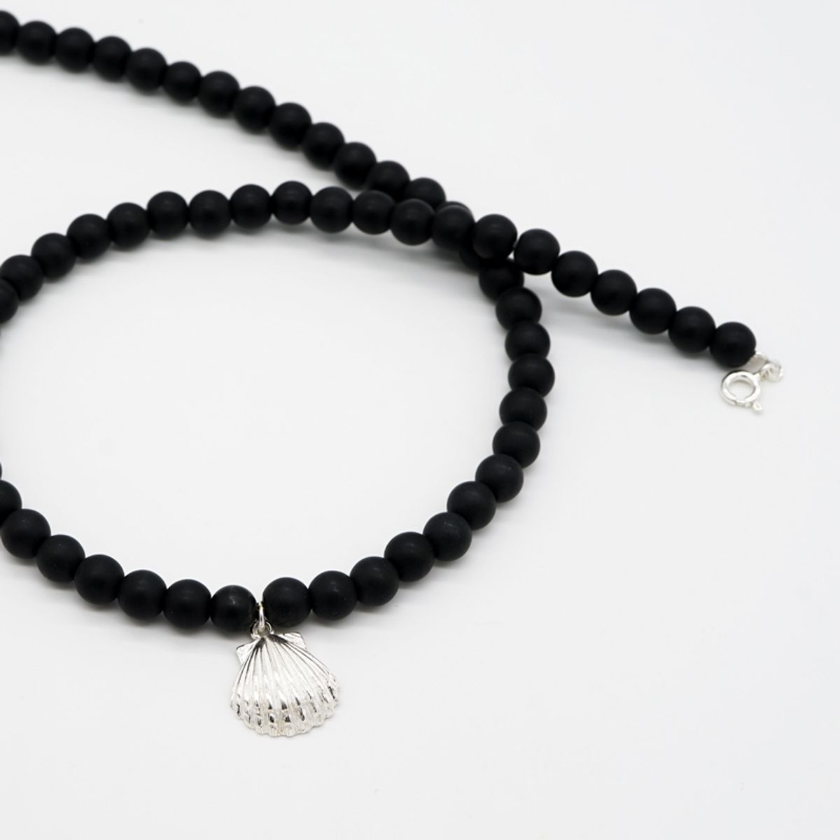하카블랙스(HAKKABLACKS) Black Shell Necklace