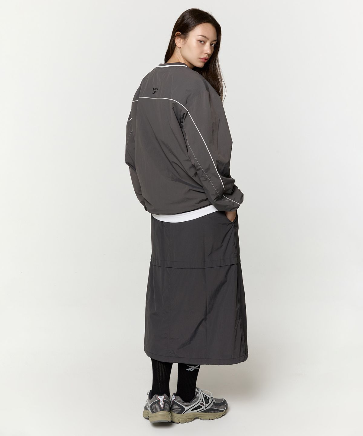 리복(REEBOK) 파라슈트 패딩 스커트 (W) - 차콜