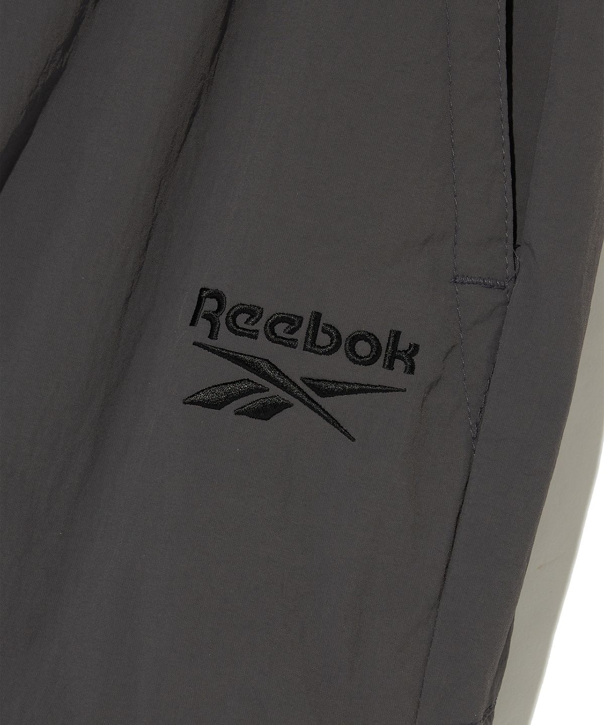 리복(REEBOK) 우븐 웜 카고 팬츠 - 차콜