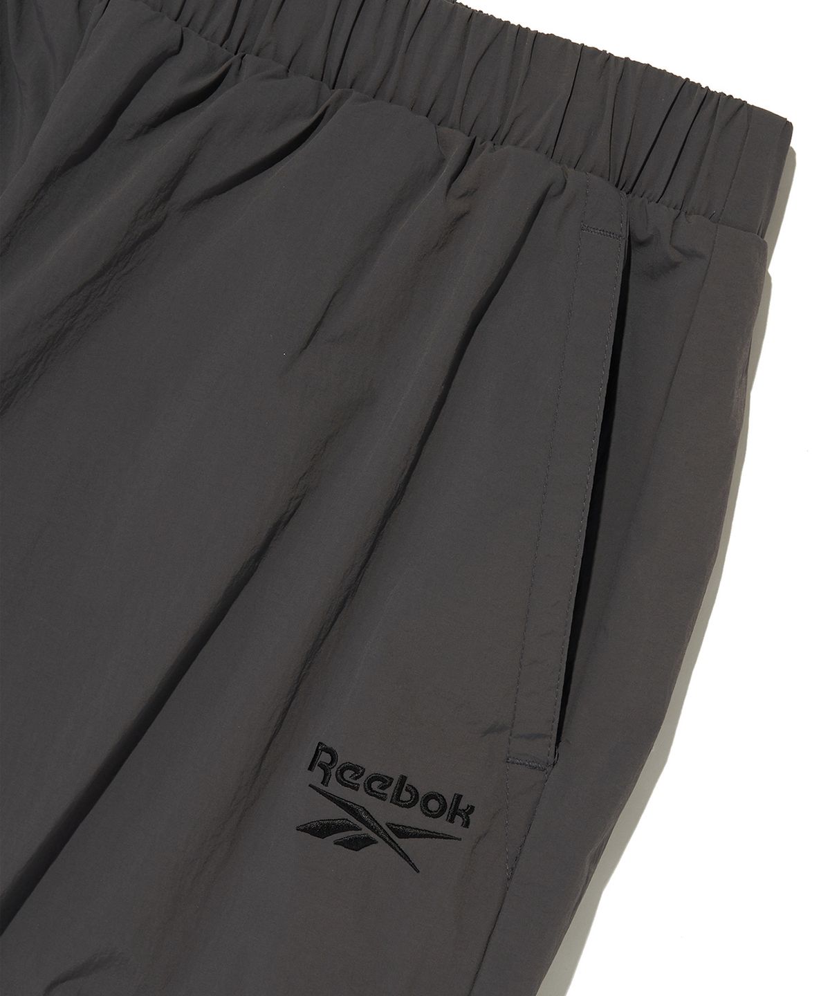 리복(REEBOK) 우븐 웜 카고 팬츠 - 차콜