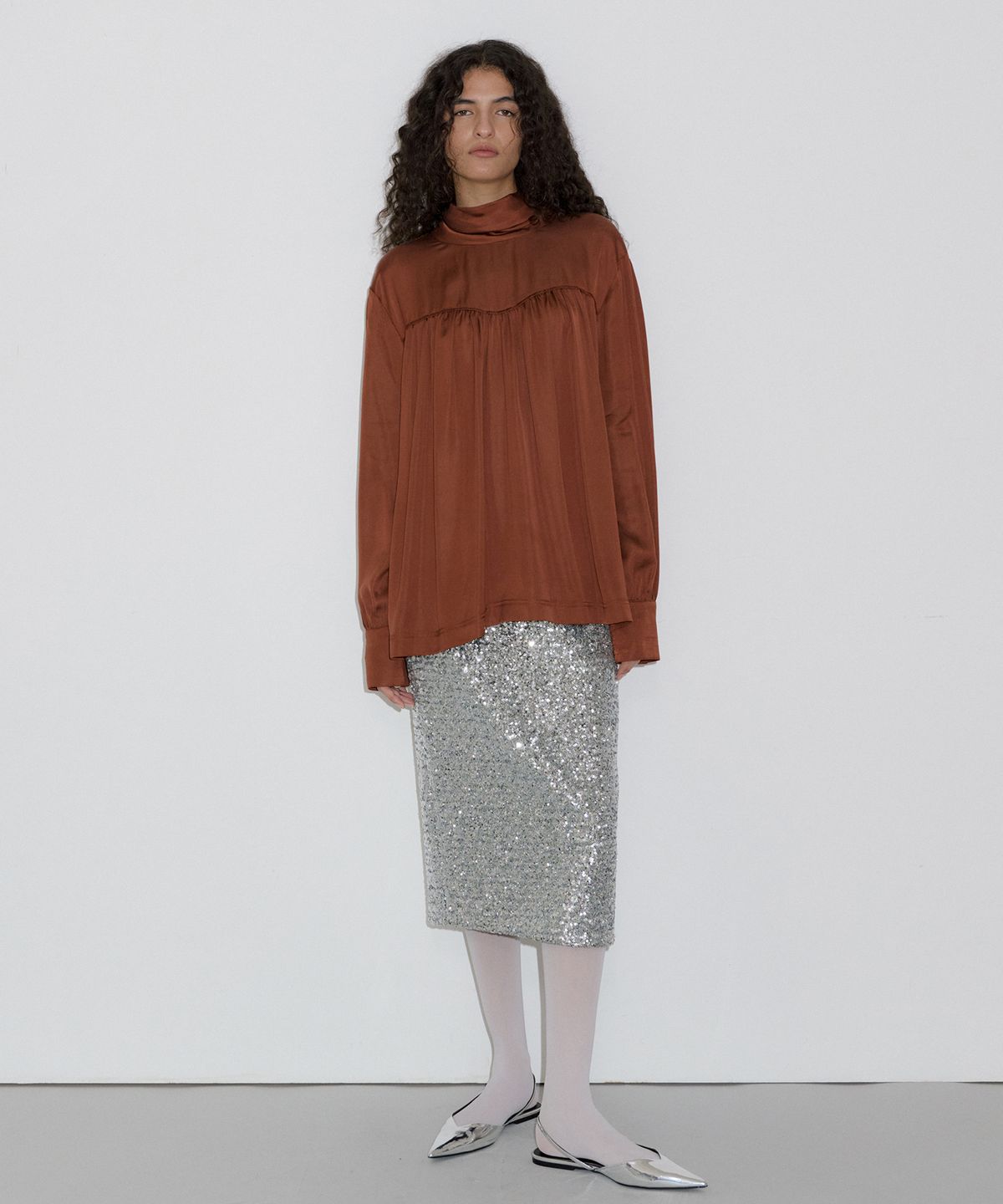 오버듀플레어(OVERDUEFLAIR) SATIN TIED SHIRRING BLOUSE_BROWN