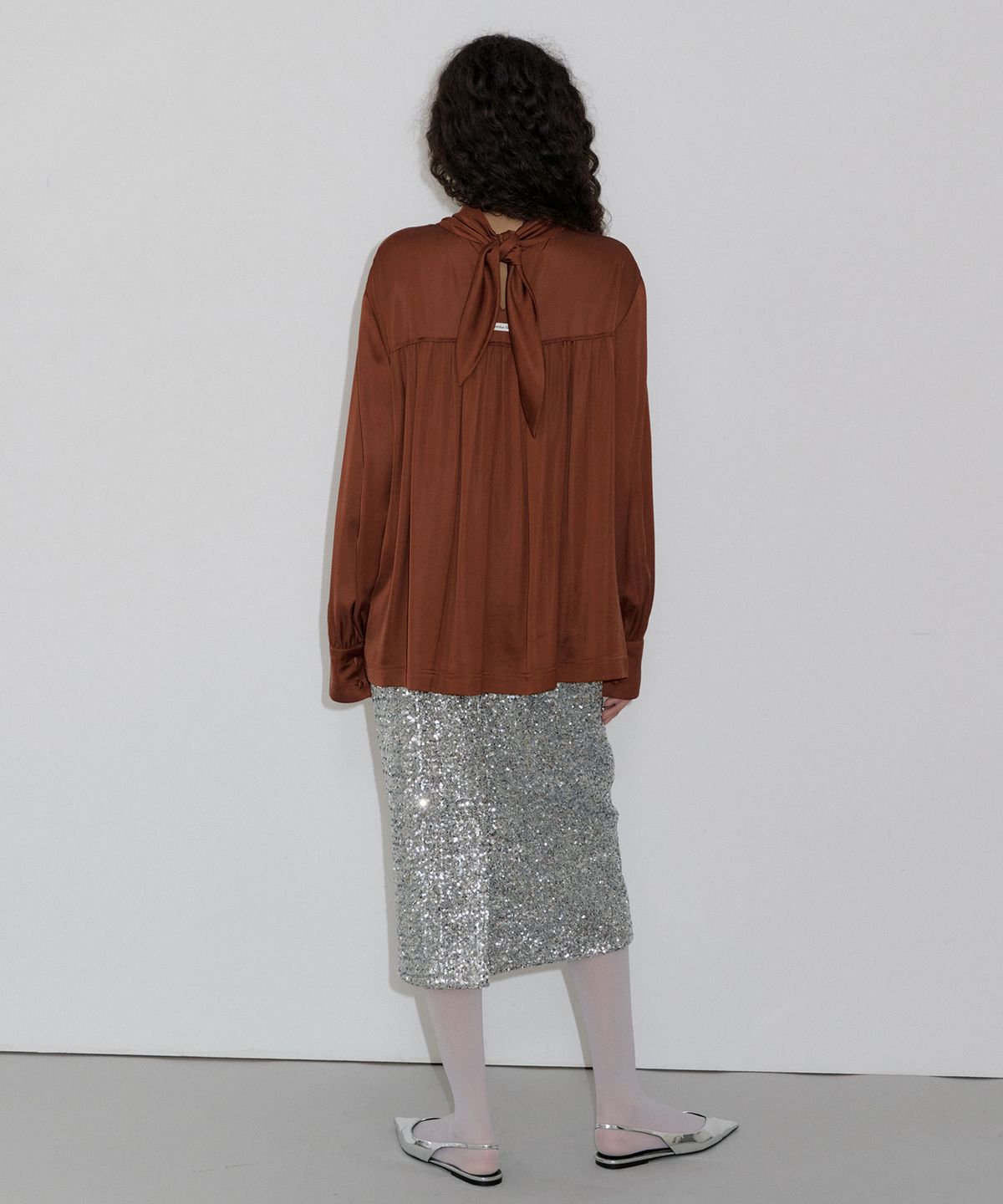 오버듀플레어(OVERDUEFLAIR) SATIN TIED SHIRRING BLOUSE_BROWN