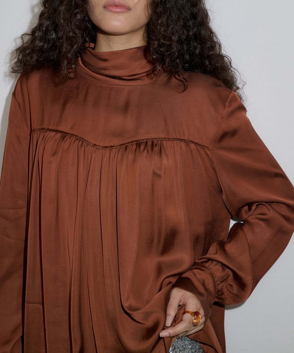 오버듀플레어(OVERDUEFLAIR) SATIN TIED SHIRRING BLOUSE_BROWN