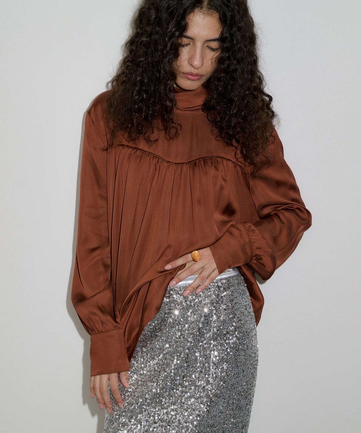 오버듀플레어(OVERDUEFLAIR) SATIN TIED SHIRRING BLOUSE_BROWN