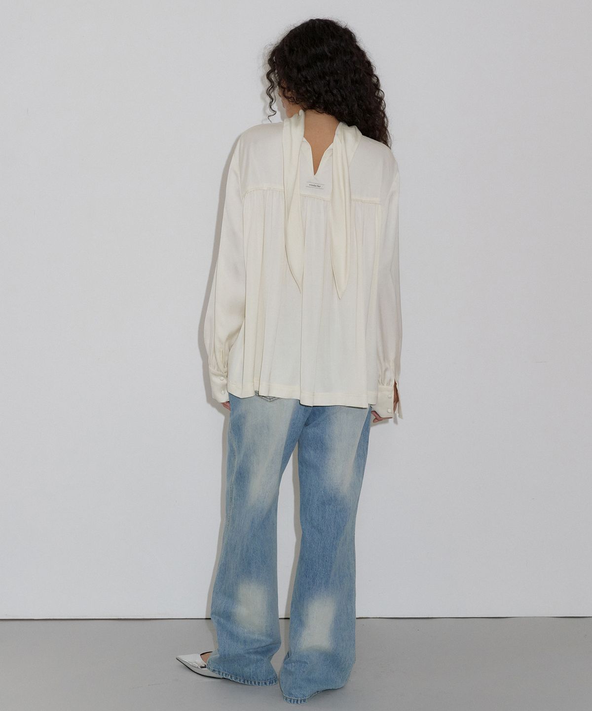 오버듀플레어(OVERDUEFLAIR) SATIN TIED SHIRRING BLOUSE_CREAM