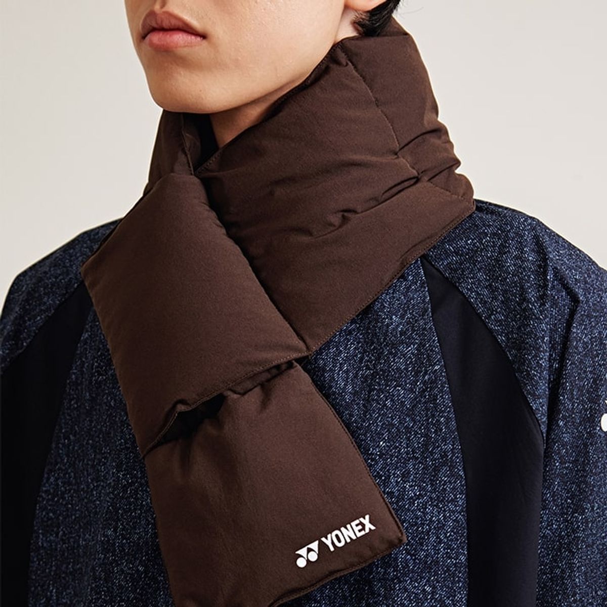 요넥스(YONEX) 245AA003U 다크 브라운 라벨 포인트 패딩 머플러