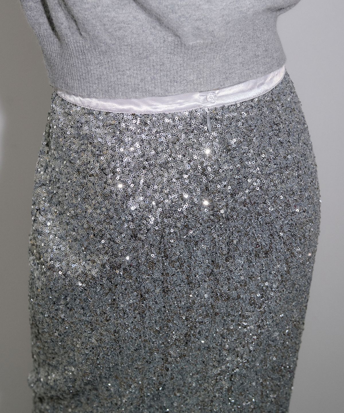 오버듀플레어(OVERDUEFLAIR) SPANGLE MIDI SKIRT_SILVER