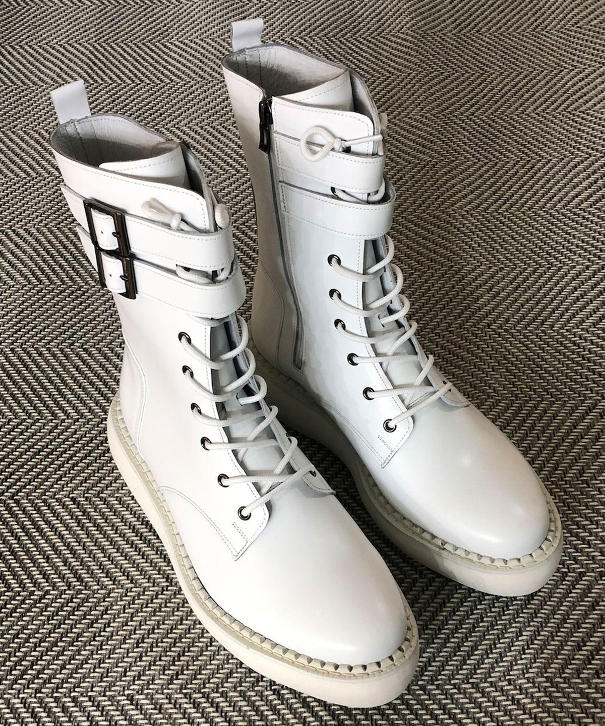 조앤슈(JOENSHOE) 매그넘 2버클 오버솔 워커 부츠 화이트