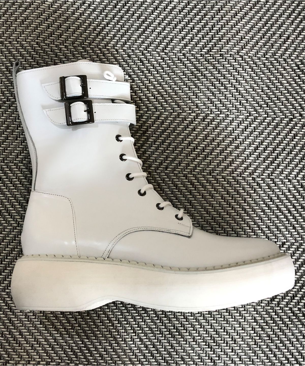 조앤슈(JOENSHOE) 매그넘 2버클 오버솔 워커 부츠 화이트