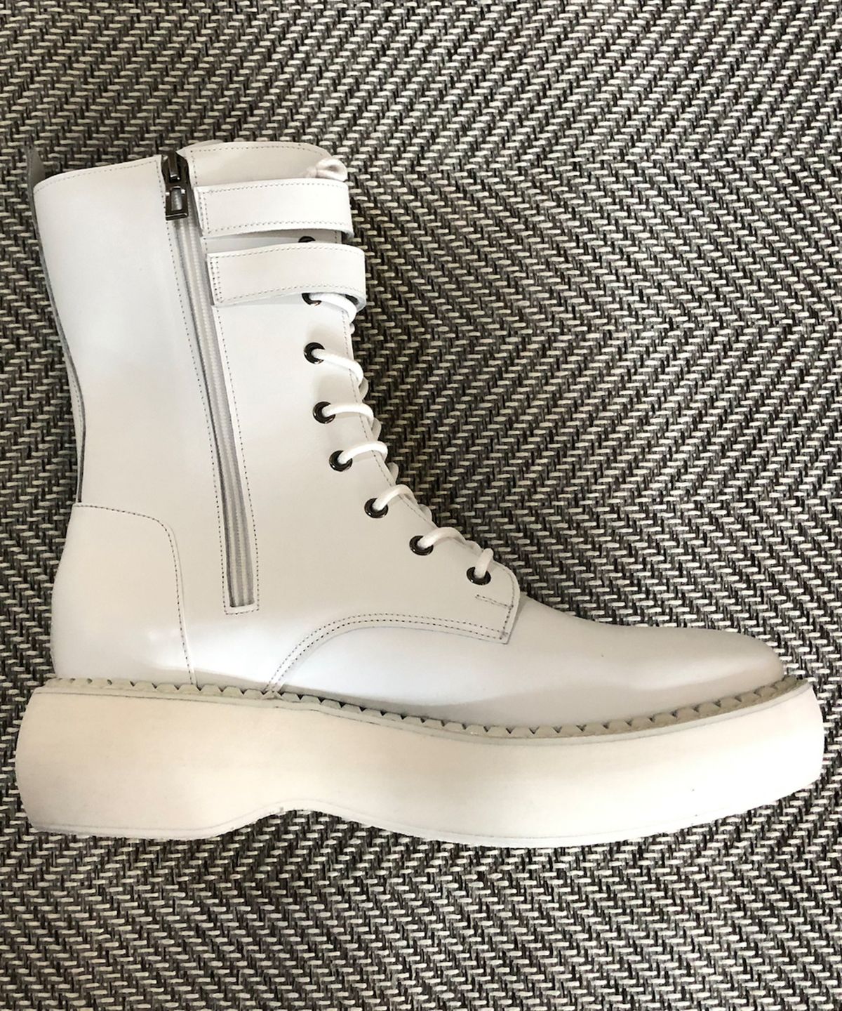 조앤슈(JOENSHOE) 매그넘 2버클 오버솔 워커 부츠 화이트