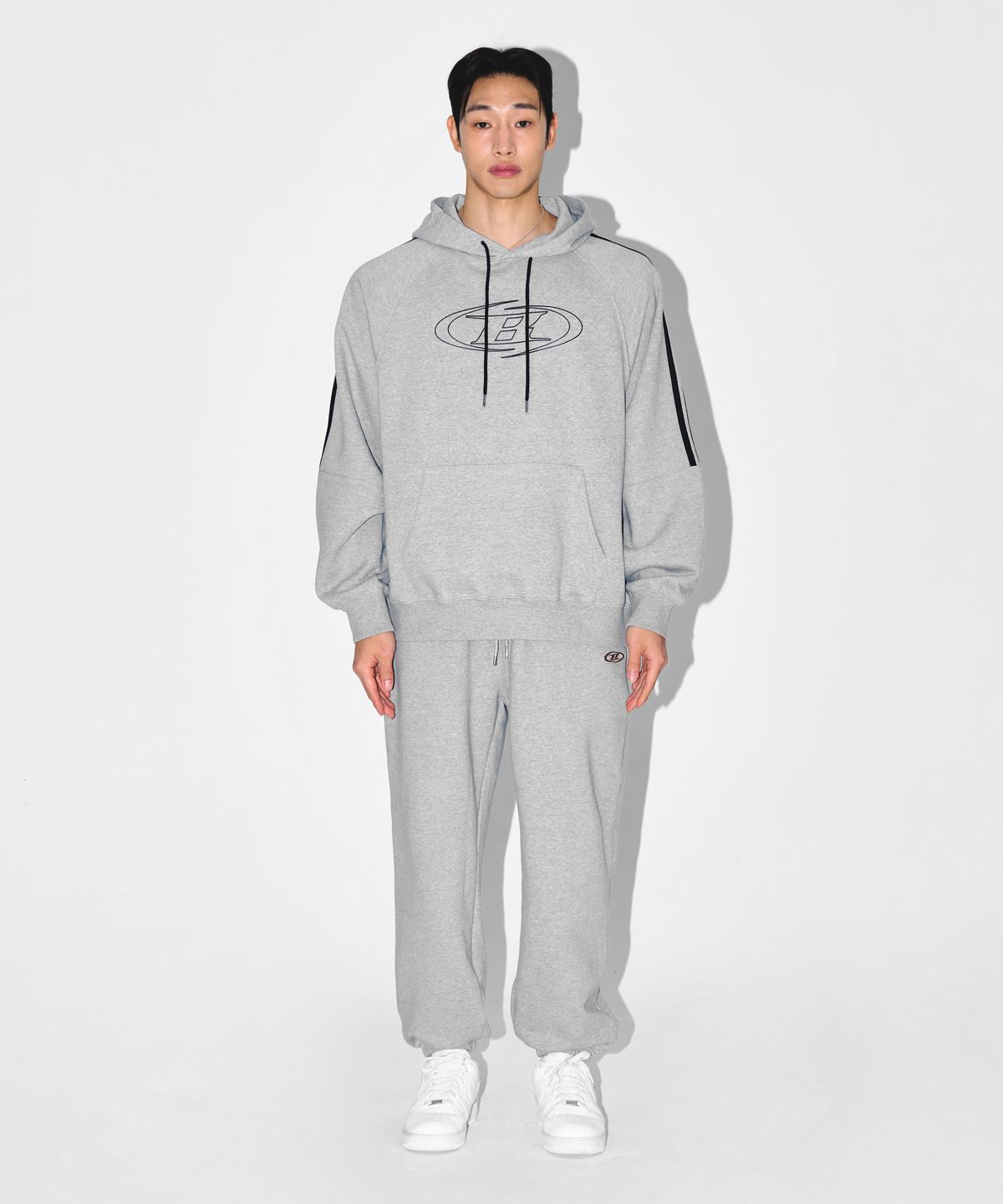 본투윈(BORN TO WIN) CHROME B JOGGER PANTS [MELANGE GREY]