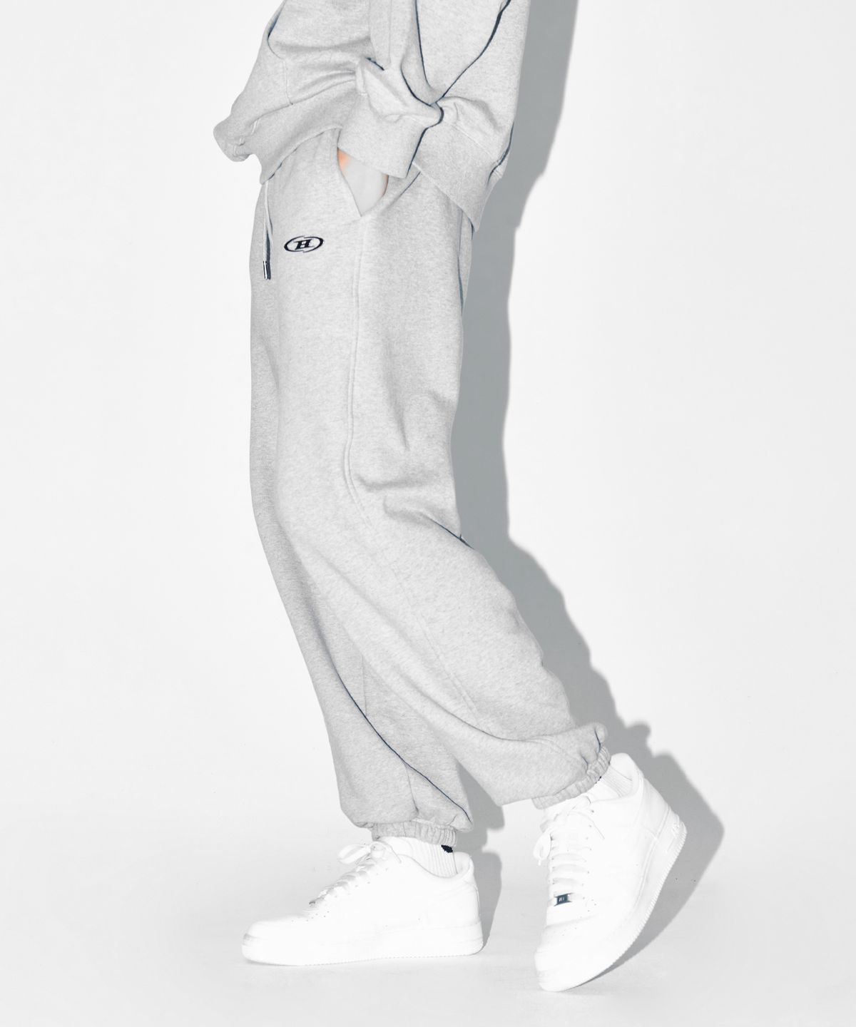 본투윈(BORN TO WIN) CHROME B JOGGER PANTS [MELANGE GREY]