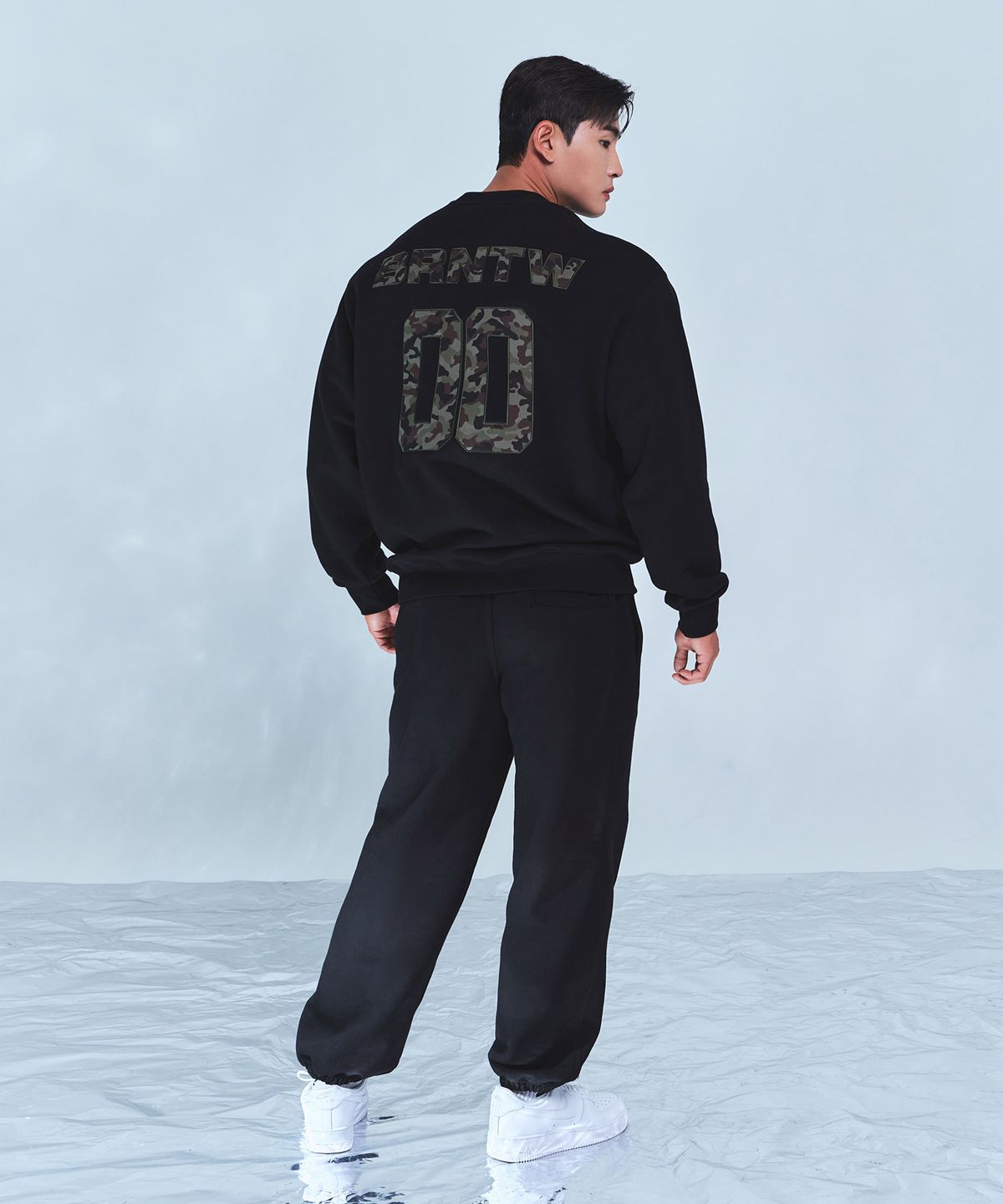 본투윈(BORN TO WIN) CAMO BRNTW SWEATSHIRTS [BLACK]