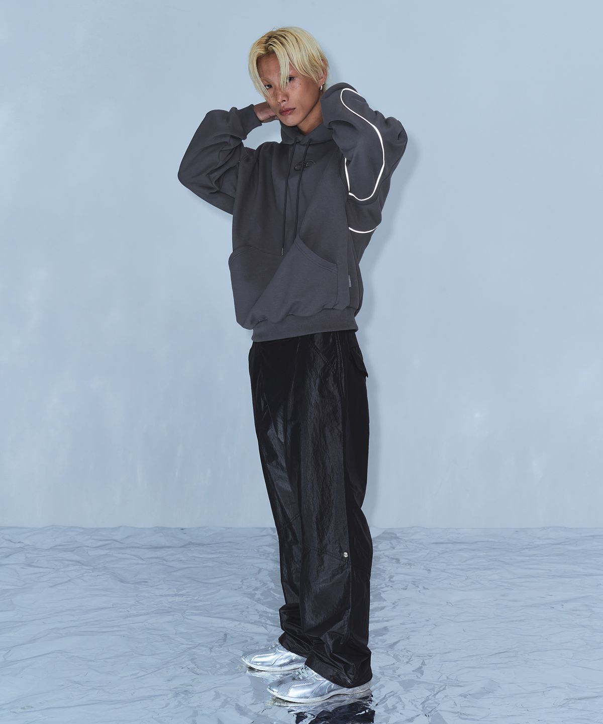 본투윈(BORN TO WIN) BIG CHROME REFLECTIVE LINE HOODIE [CHARCOAL]