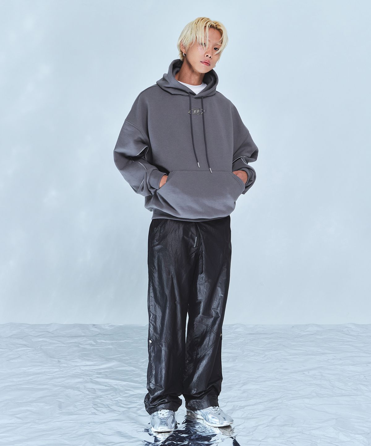 본투윈(BORN TO WIN) BIG CHROME REFLECTIVE LINE HOODIE [CHARCOAL]