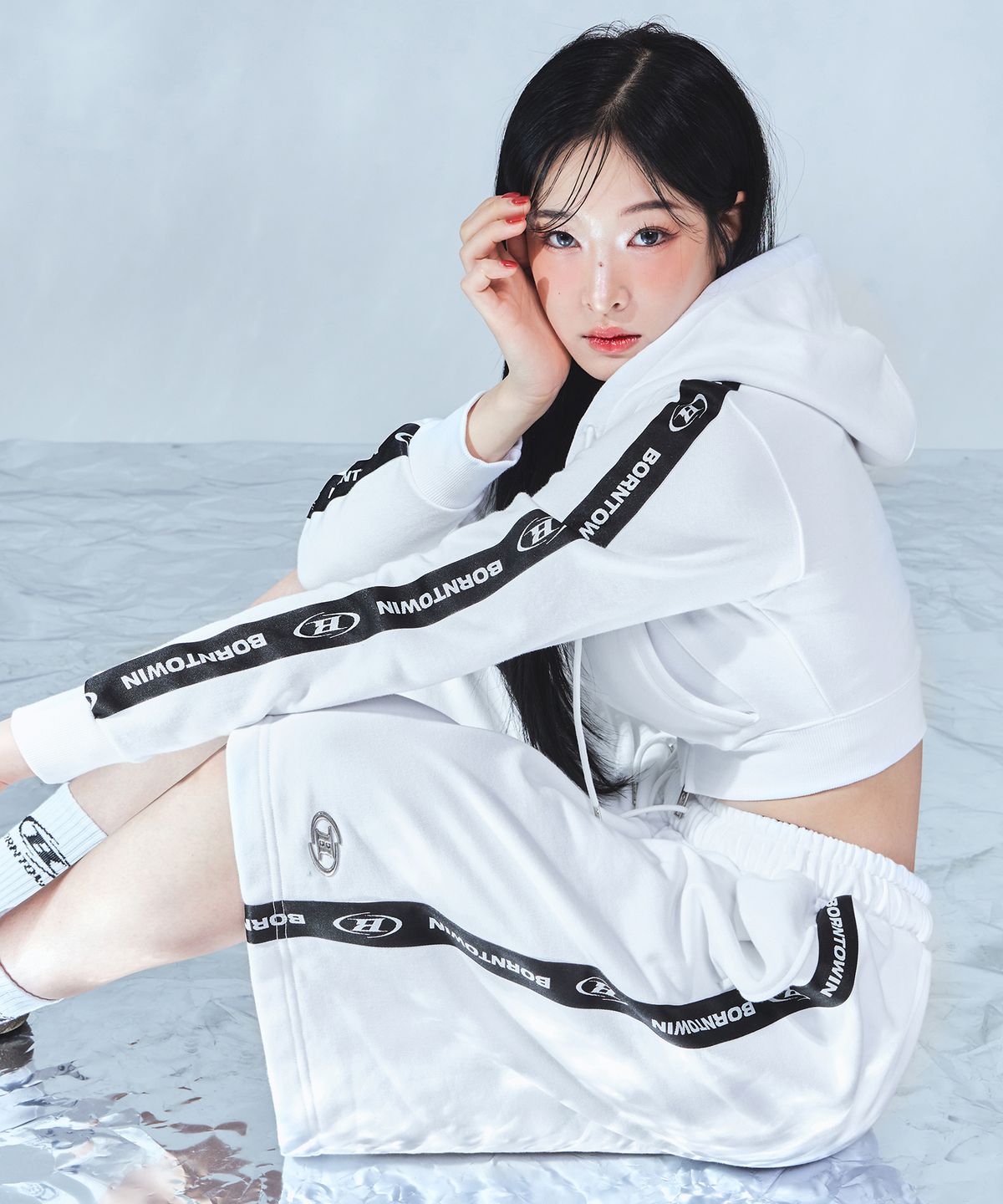 본투윈(BORN TO WIN) CHROME B BLACK LINE CROP ZIP-UP HOODIE [WHITE]