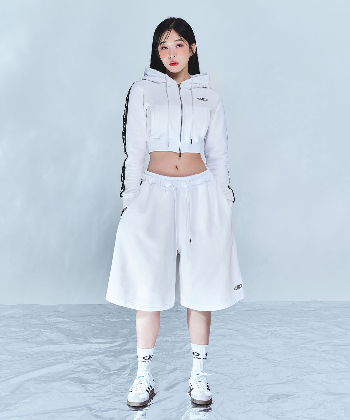 본투윈(BORN TO WIN) CHROME B BLACK LINE CROP ZIP-UP HOODIE [WHITE]