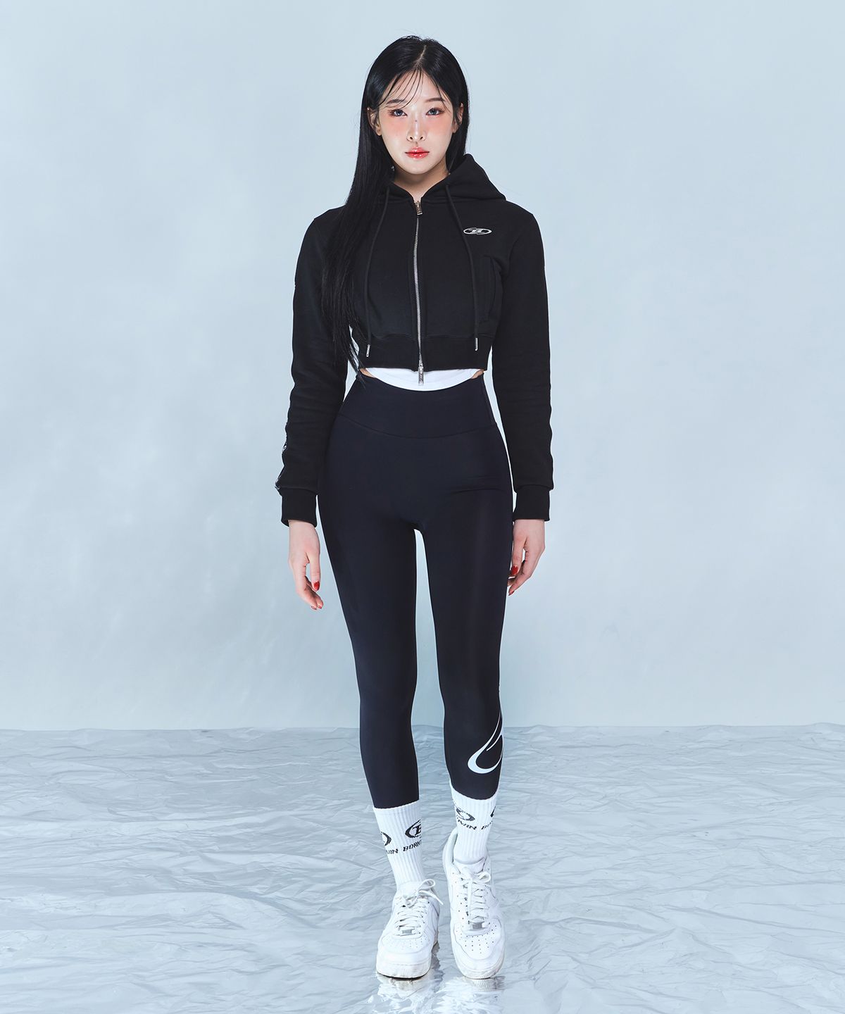 본투윈(BORN TO WIN) CHROME B BLACK LINE CROP ZIP-UP HOODIE [BLACK]