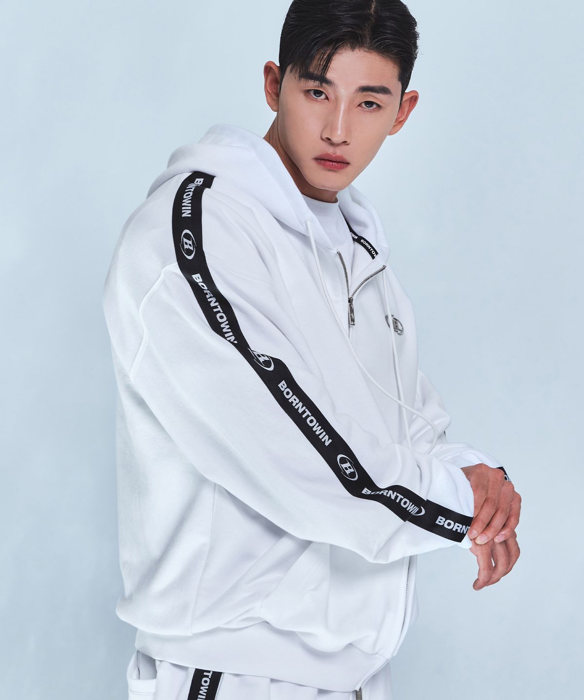 본투윈(BORN TO WIN) BIG CHROME B BLACK LINE ZIP-UP HOODIE [WHITE]