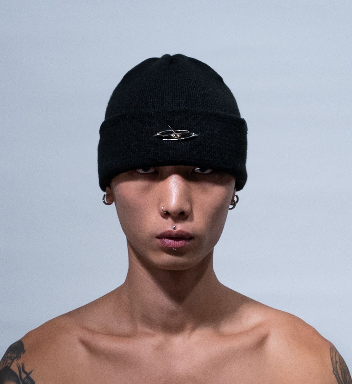 에르 바이 에러리스트(ERR BY ERRORIST) EMBLEM CUFF BEANIE [BLACK]