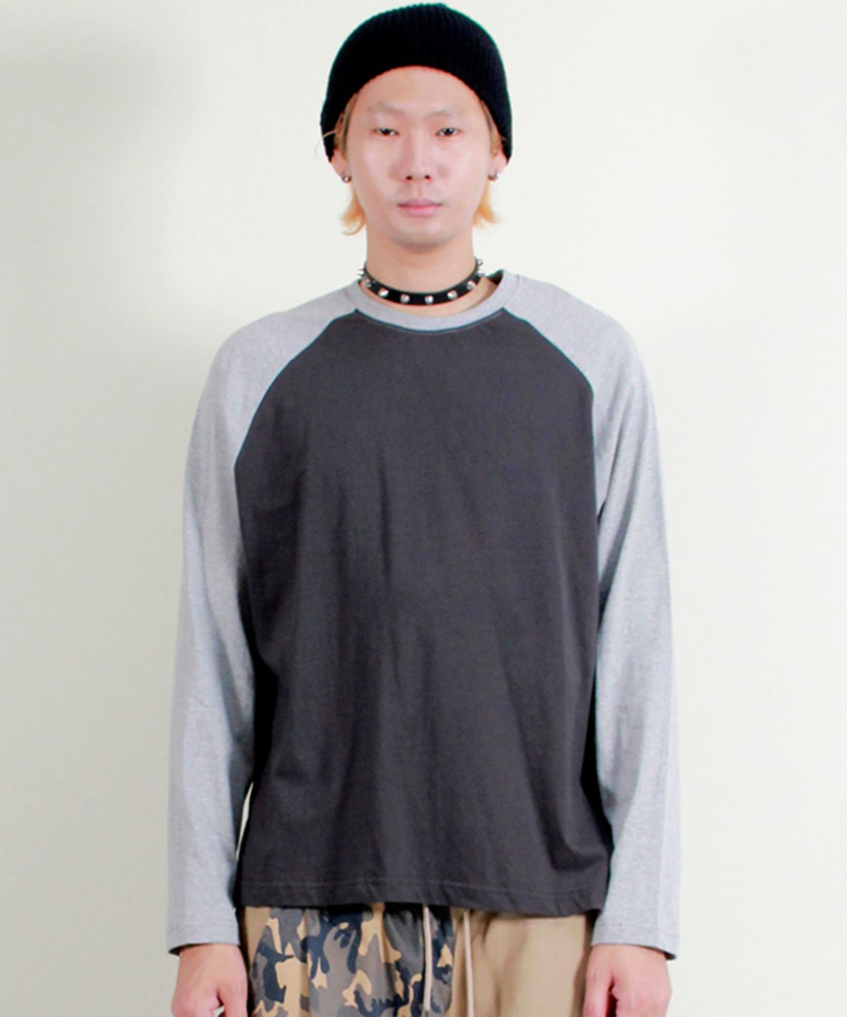 드마크(DEMARC) 라글란 배색 솔리드 긴팔 티셔츠 그레이&차콜