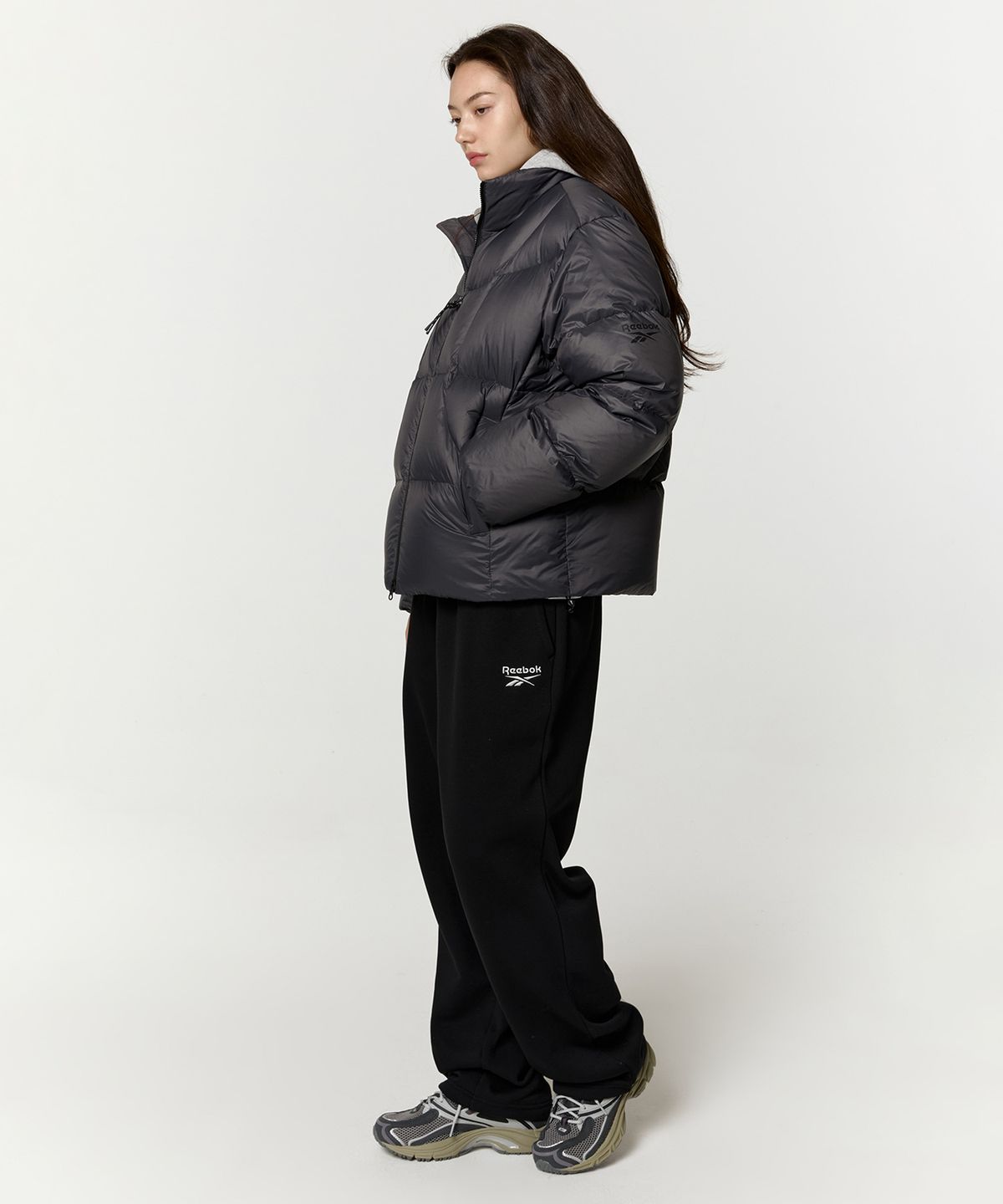 리복(REEBOK) 펌프 패리스 다운 자켓 - 차콜