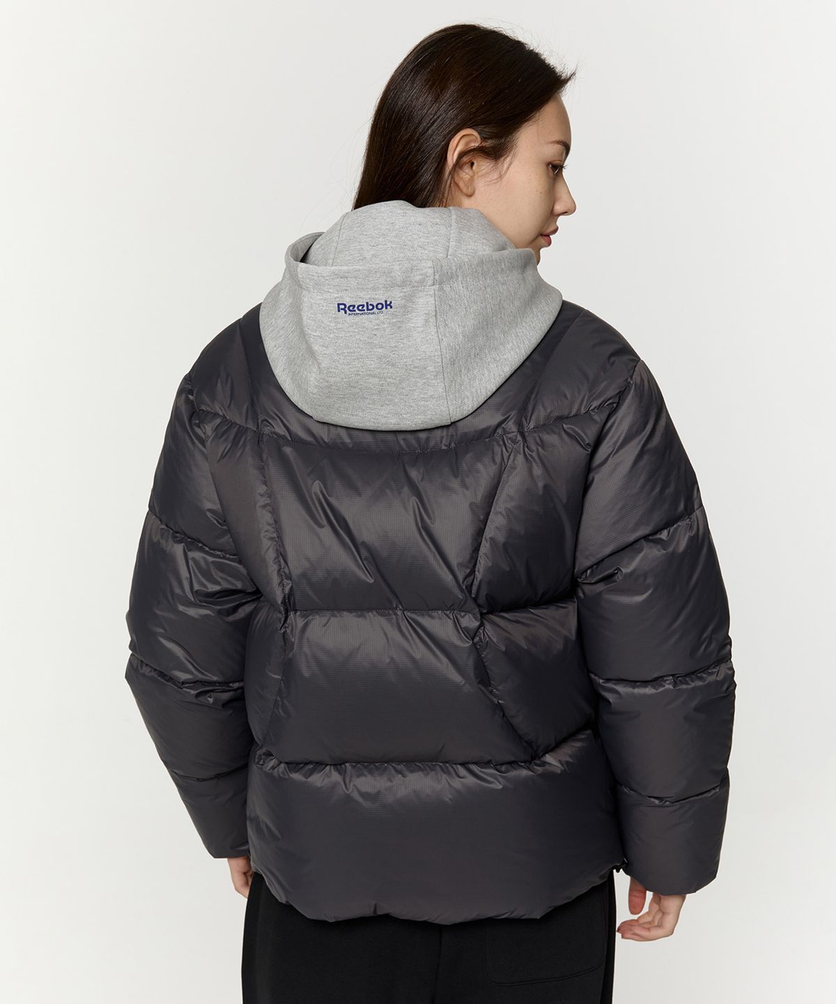 리복(REEBOK) 펌프 패리스 다운 자켓 - 차콜