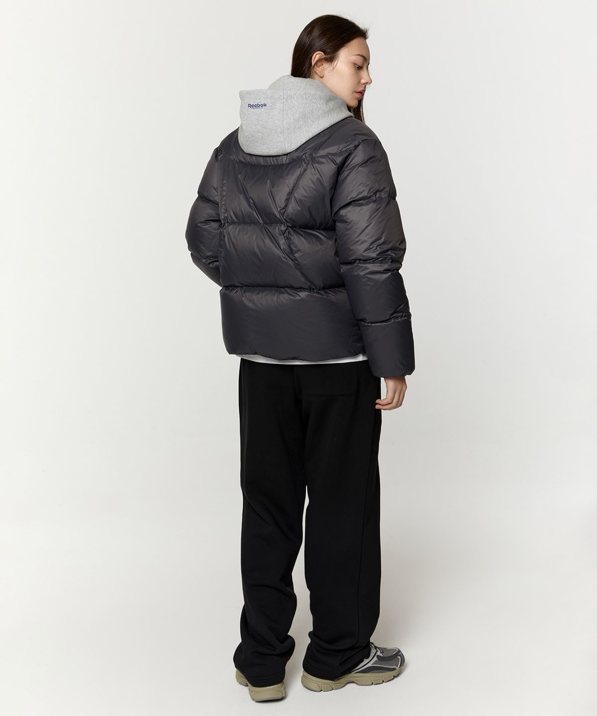 리복(REEBOK) 펌프 패리스 다운 자켓 - 차콜