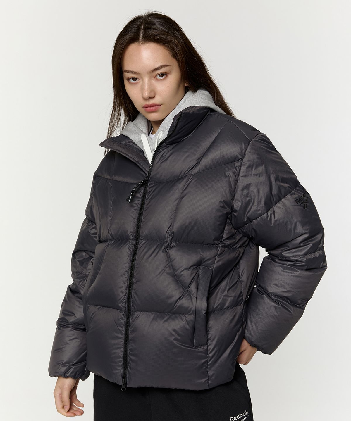리복(REEBOK) 펌프 패리스 다운 자켓 - 차콜