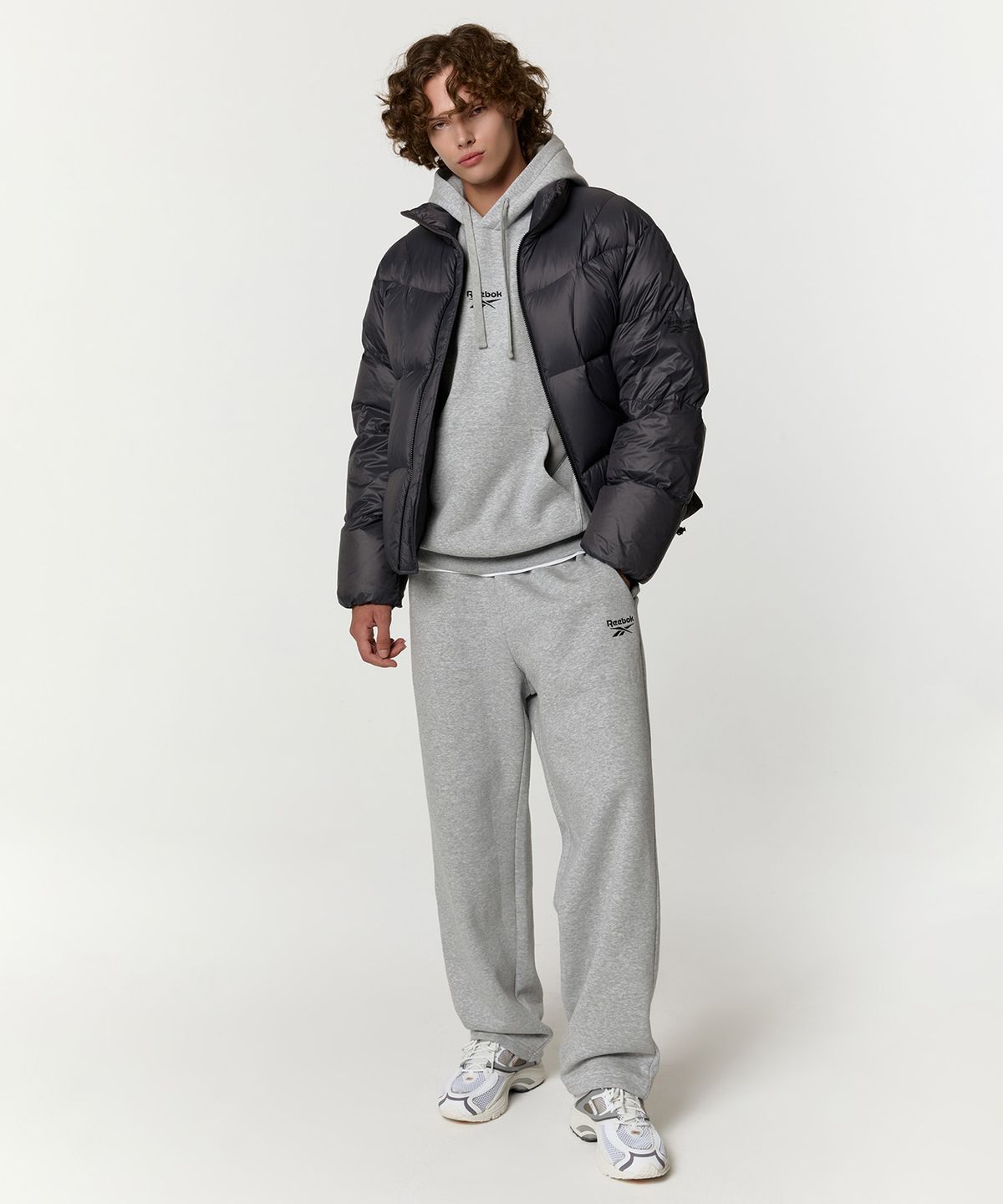 리복(REEBOK) 펌프 패리스 다운 자켓 - 차콜