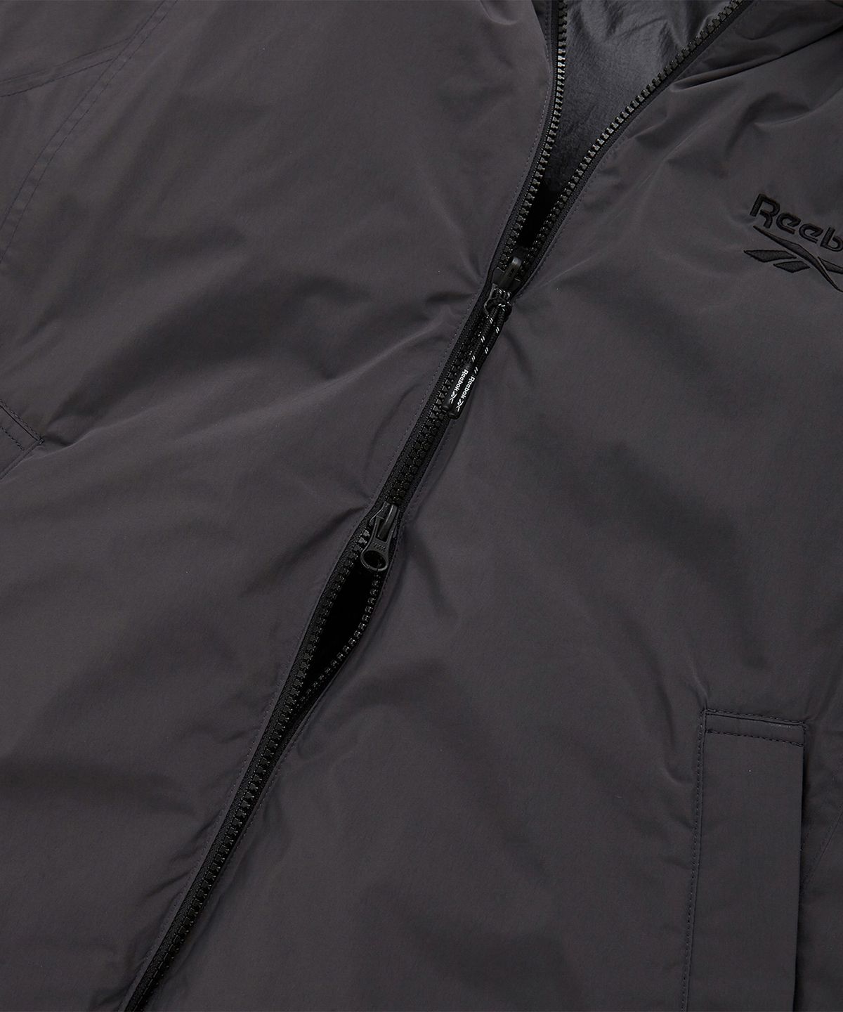 리복(REEBOK) 벡터 리버시블 다운 자켓 - 차콜