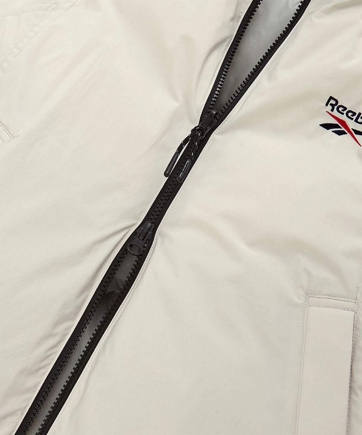 리복(REEBOK) 벡터 리버시블 크롭 다운 자켓 (W) - 베이지