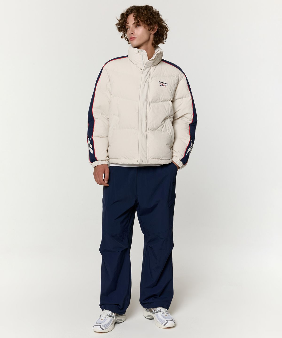 리복(REEBOK) 클래식 벡터 패널드 다운 자켓 - 베이지