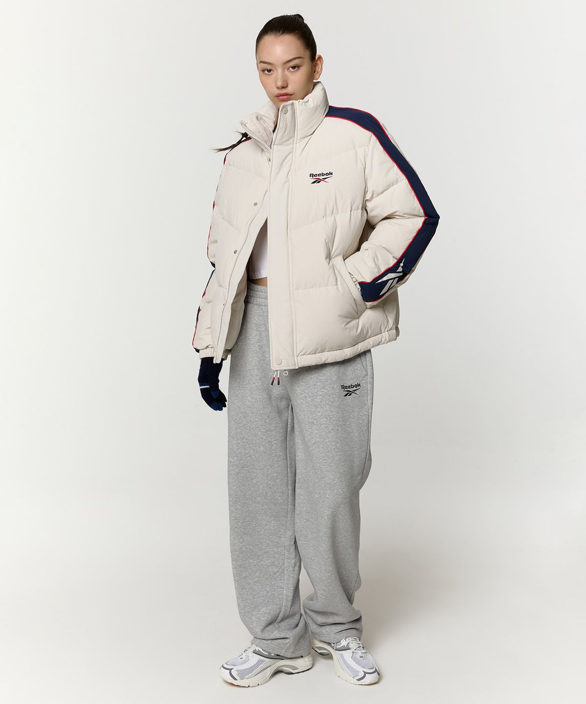 리복(REEBOK) 클래식 벡터 패널드 다운 자켓 - 베이지