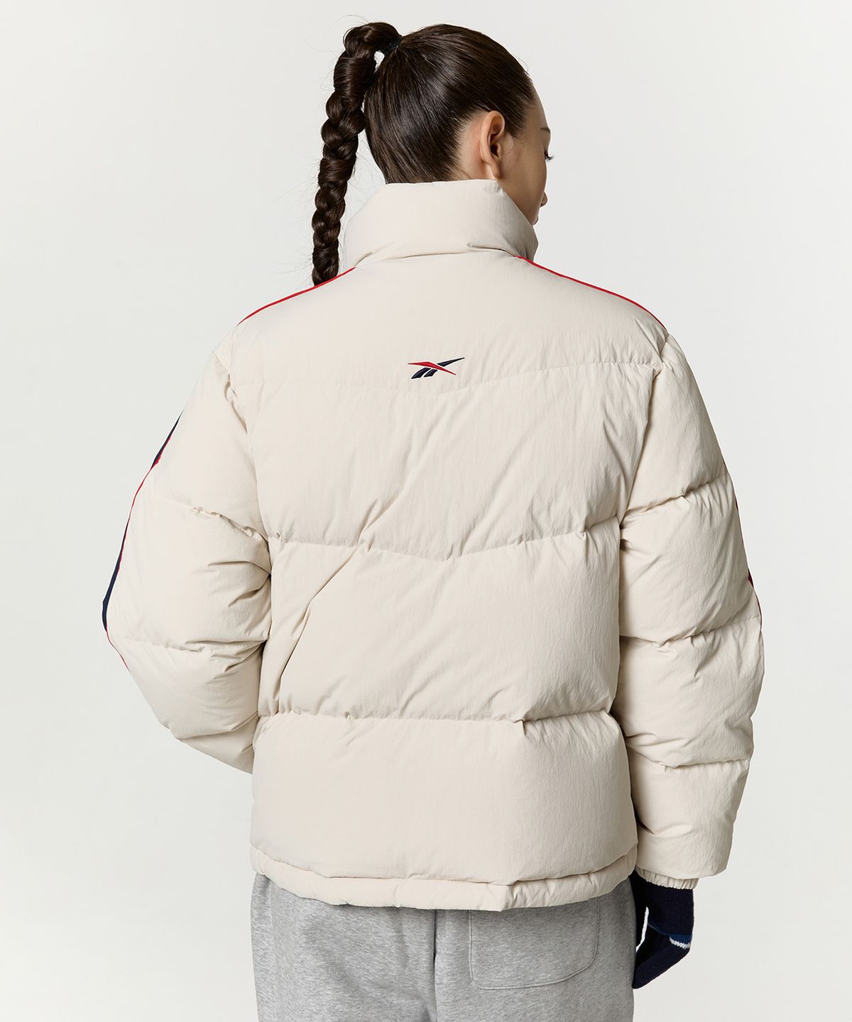 리복(REEBOK) 클래식 벡터 패널드 다운 자켓 - 베이지