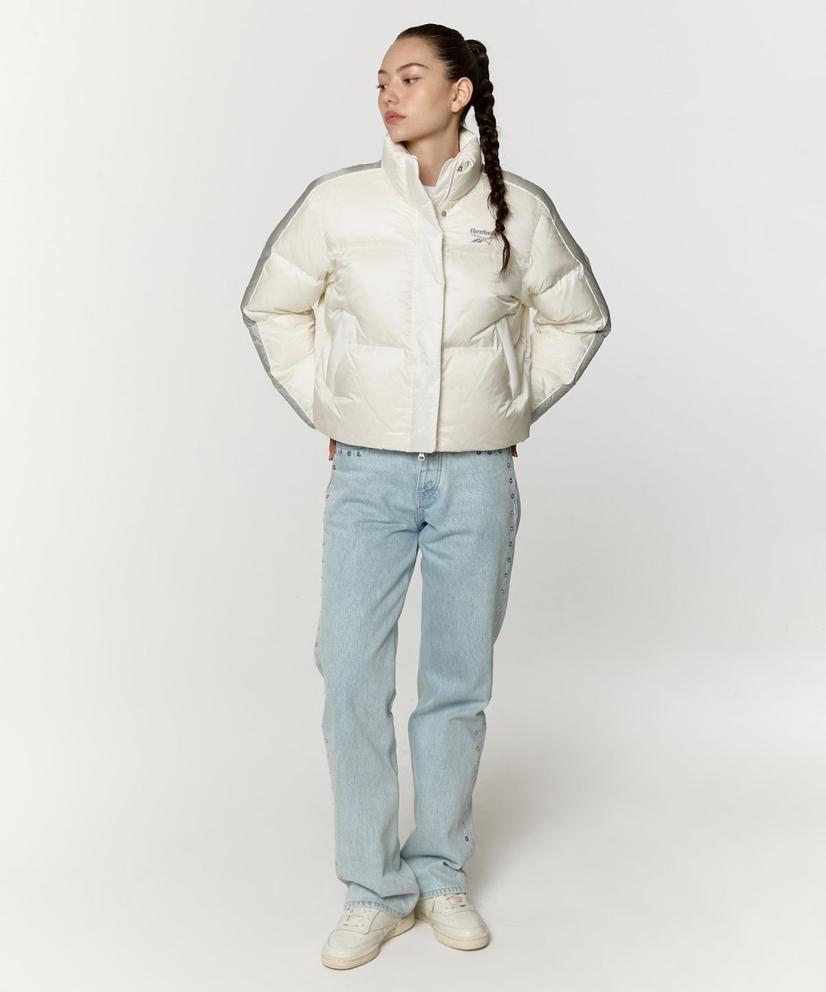 리복(REEBOK) 글로시 패널드 크롭 다운 자켓 (W) - 아이보리