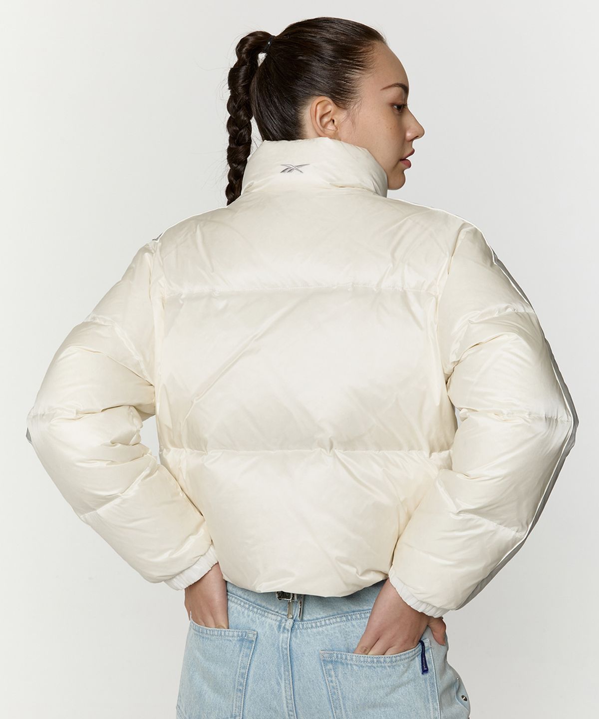 리복(REEBOK) 글로시 패널드 크롭 다운 자켓 (W) - 아이보리