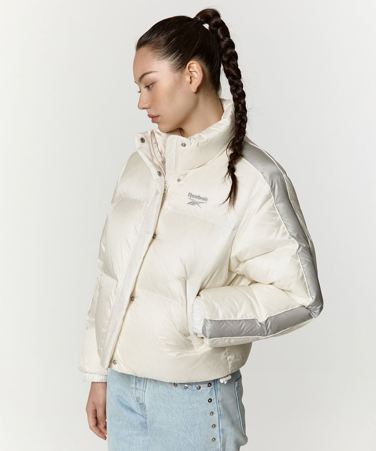리복(REEBOK) 글로시 패널드 크롭 다운 자켓 (W) - 아이보리