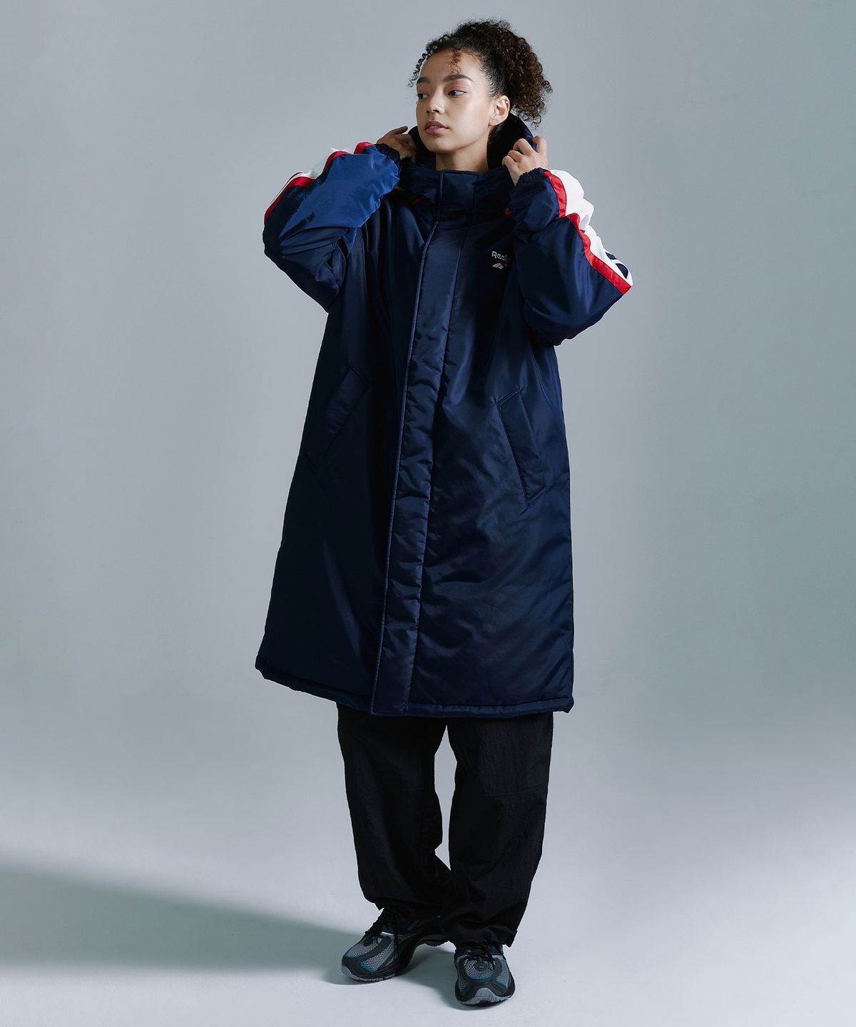 리복(REEBOK) 벡터 패널드 벤치 코트 - 네이비