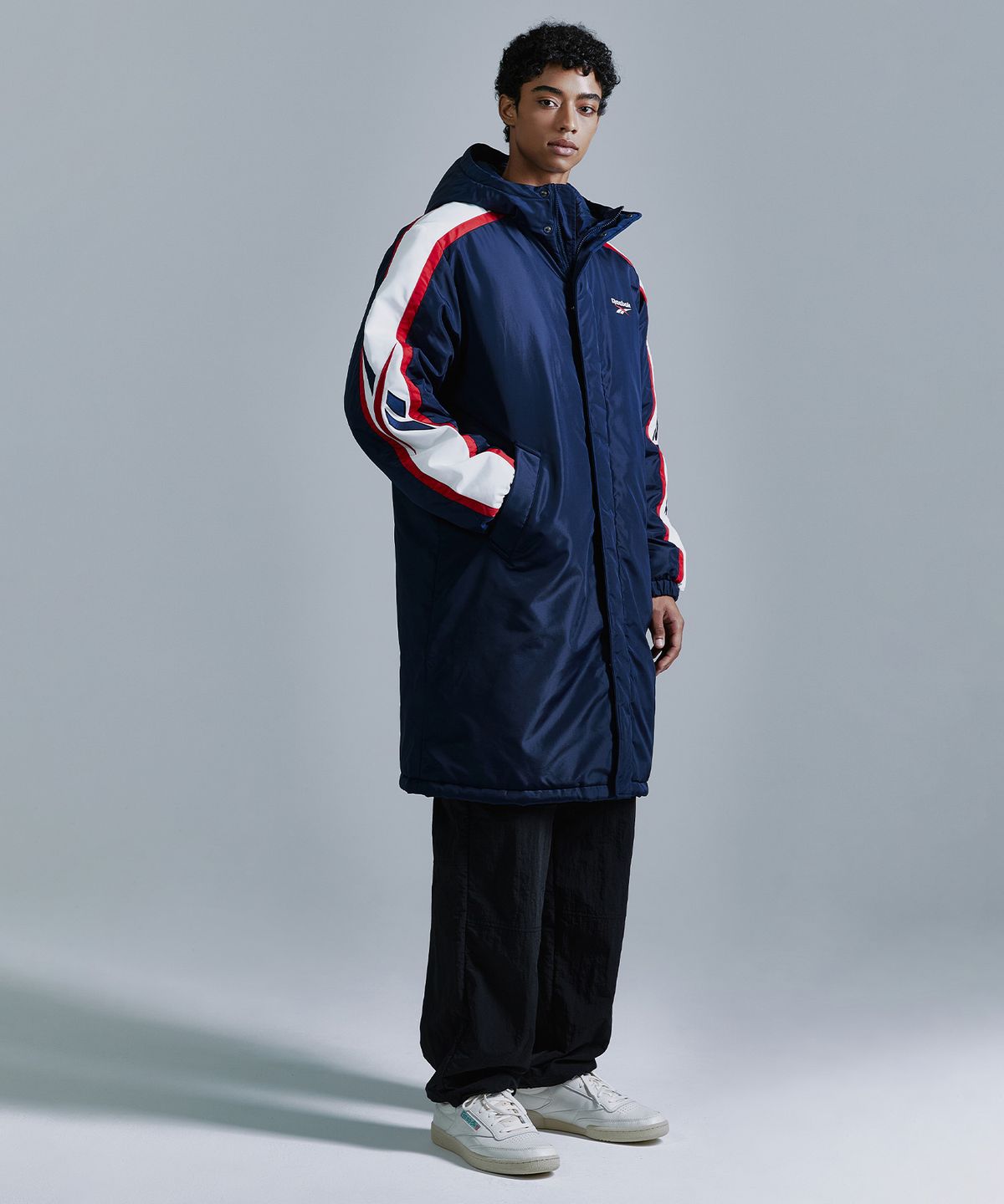 리복(REEBOK) 벡터 패널드 벤치 코트 - 네이비