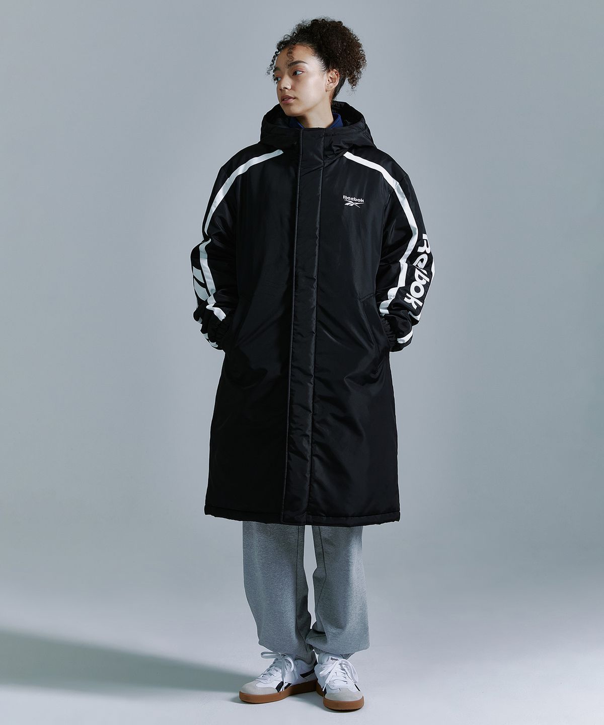 리복(REEBOK) 벡터 패널드 벤치 코트 - 블랙