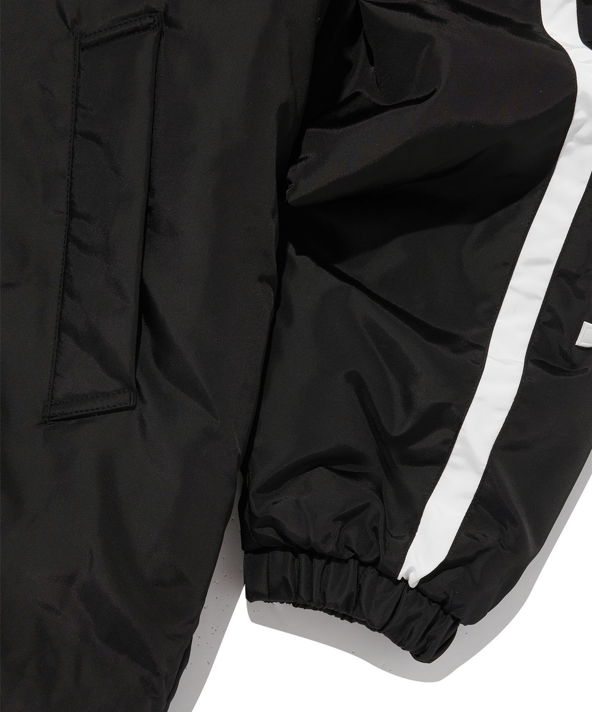 리복(REEBOK) 벡터 패널드 벤치 코트 - 블랙