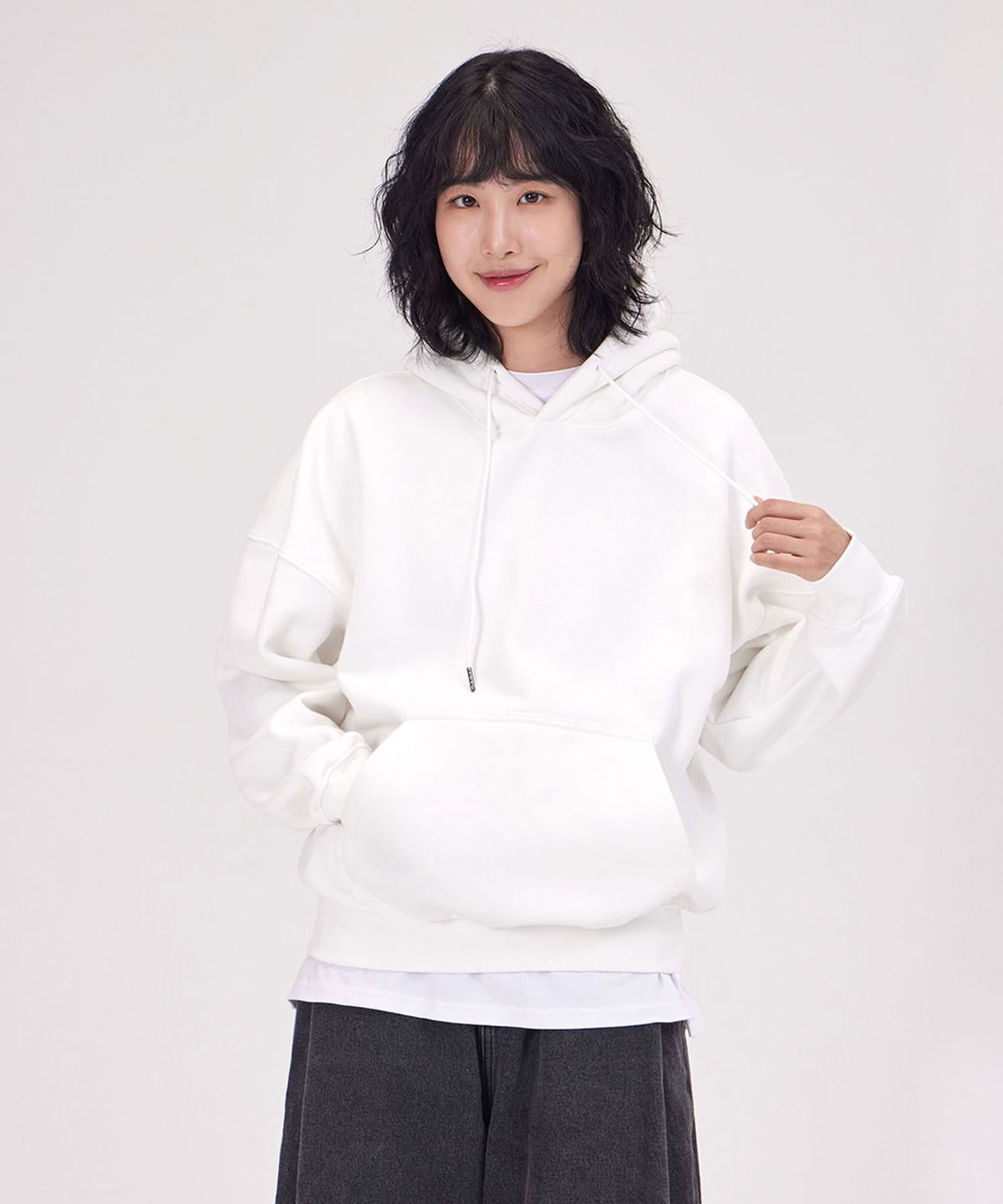 앳 더 모먼트(AT THE MOMENT) 오버핏 드롭숄더 에센셜 후디_화이트